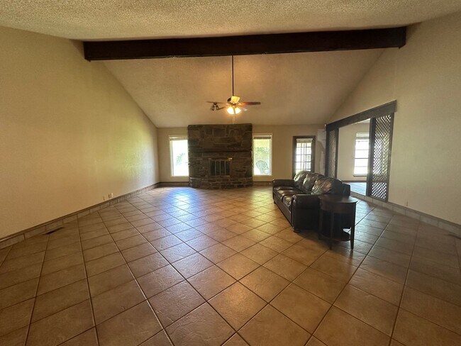 Building Photo - Large single story 4 bedroom