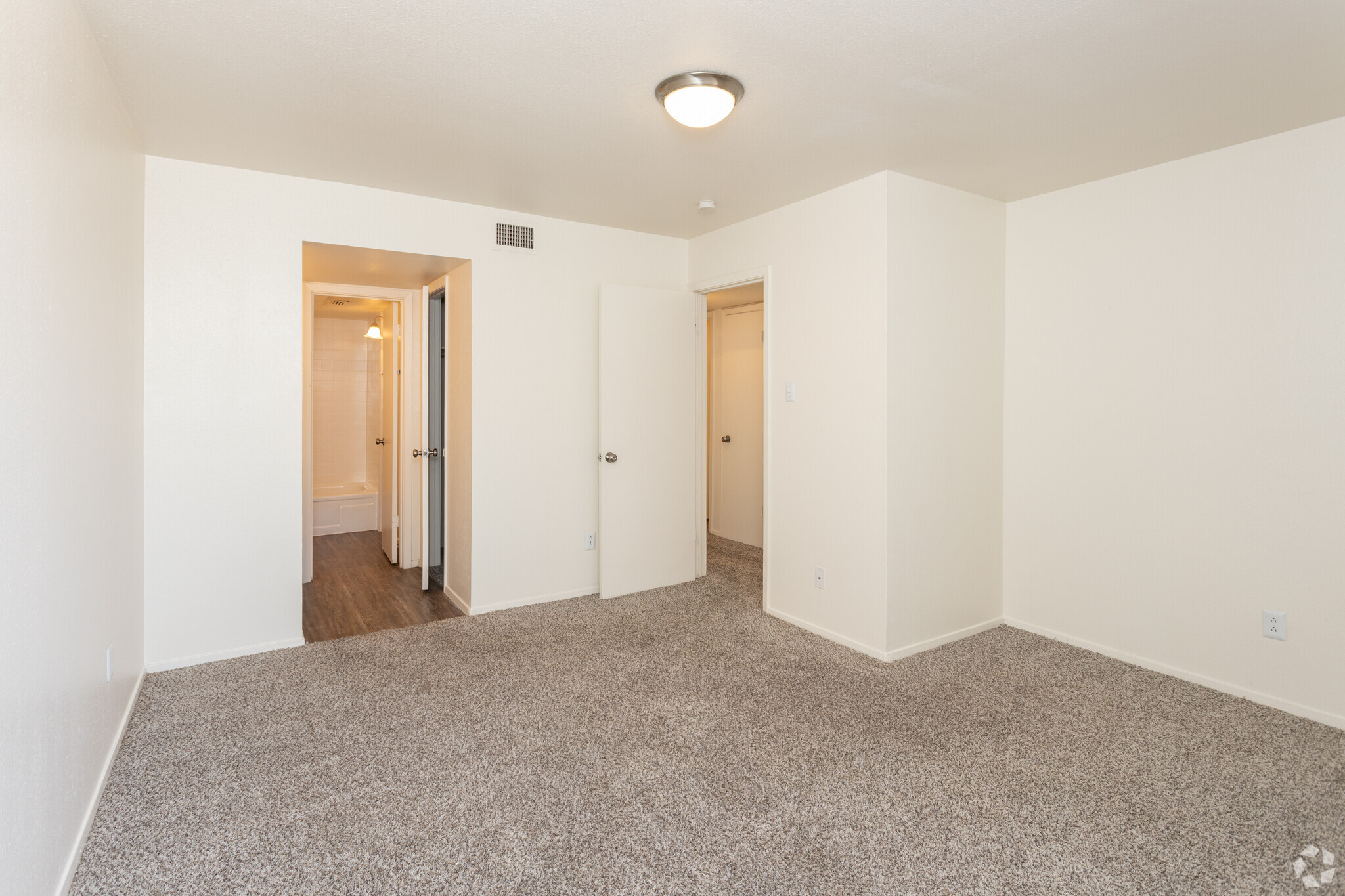 2BR 2BA - 888 SF - Southgate