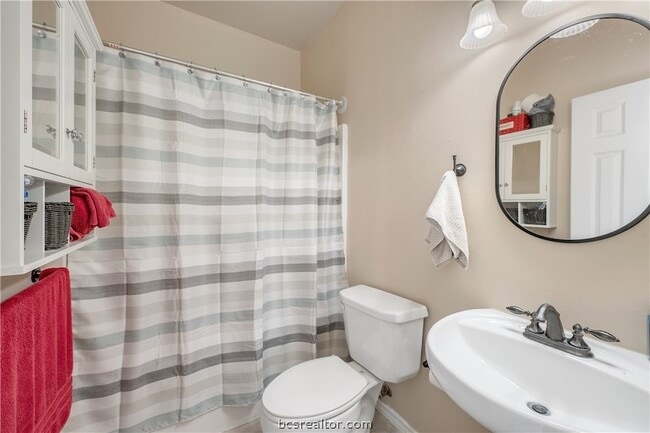 Building Photo - 114 Lynn Dr