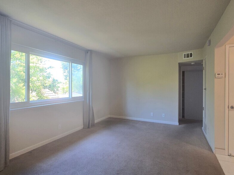 Building Photo - 3591 Brookdale Dr