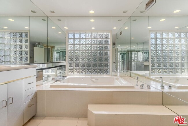 Building Photo - 811 N Hillcrest Rd