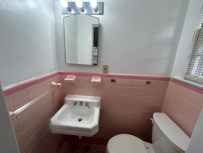 Building Photo - 4534 Oakwood Dr