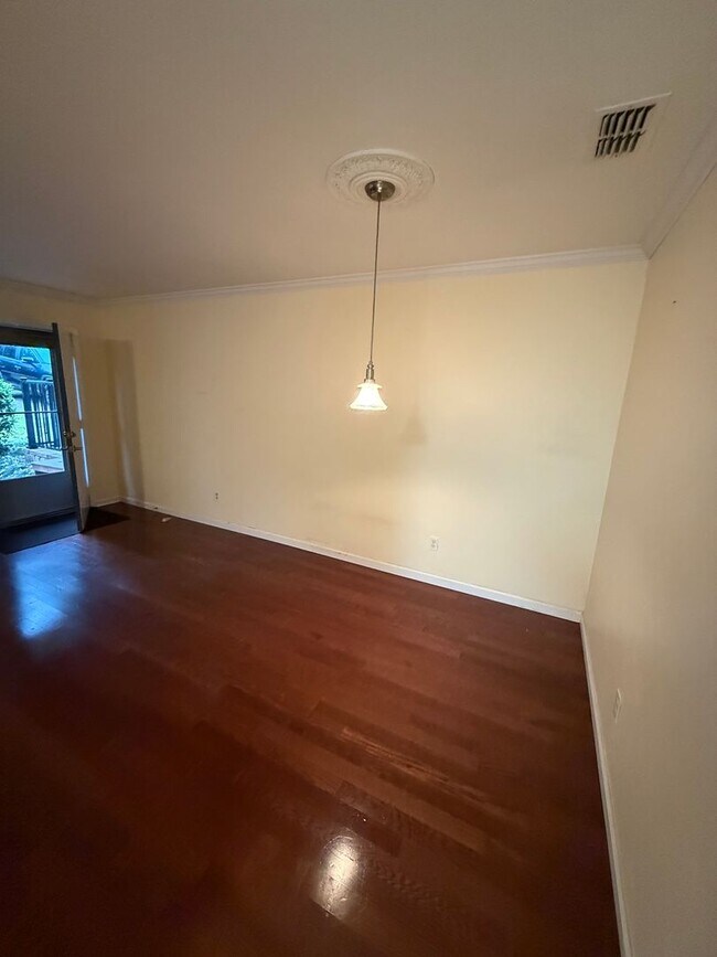 Building Photo - Well Kept 2/2 with Fenced in yard!