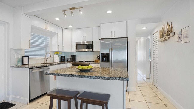 Building Photo - 2716 N Ocean Blvd