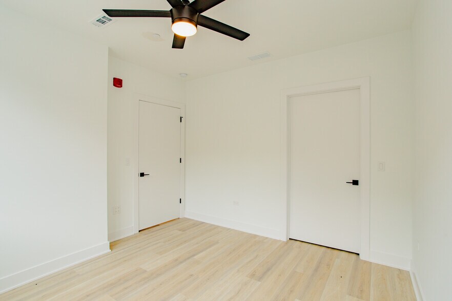 Building Photo - 3823 N Ashland Ave