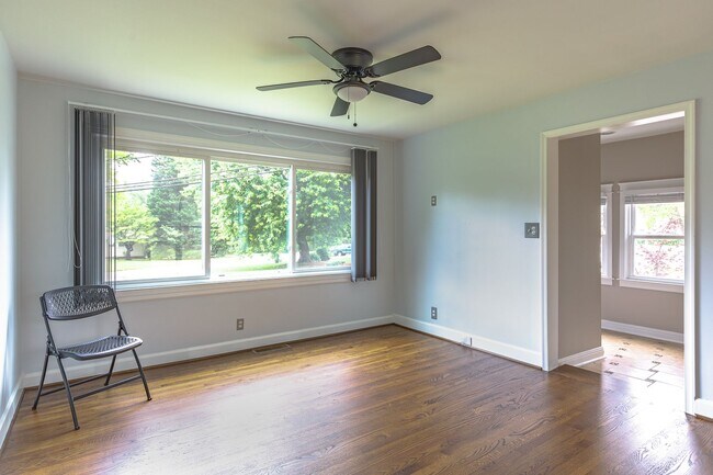 Building Photo - Spacious home located in a great neighborhood!