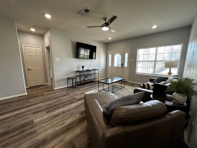 Building Photo - 4 bed 4 bath duplex - $500 per bed
