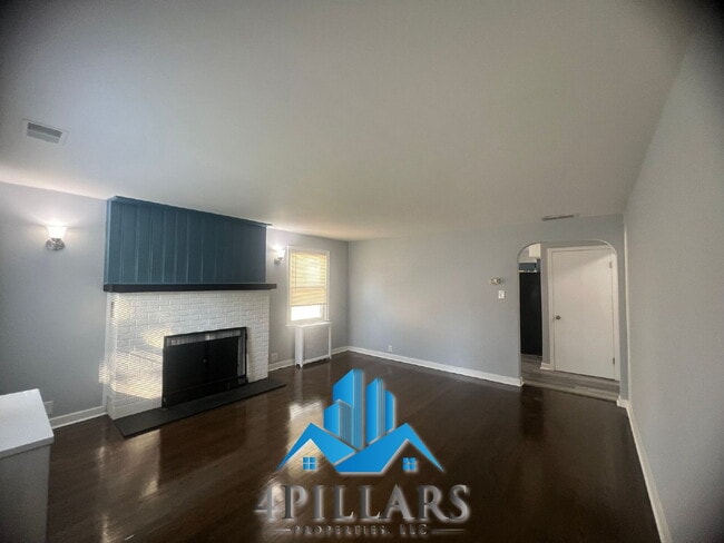 Building Photo - "Charming 3-Bedroom Home with Spacious Lay...