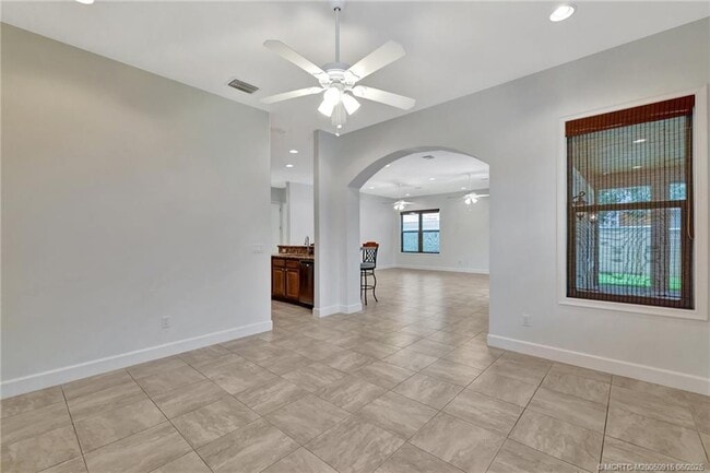 Building Photo - 311 SE Cardinal Way