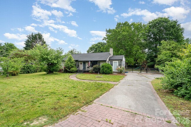 Building Photo - 1005 Home Trail