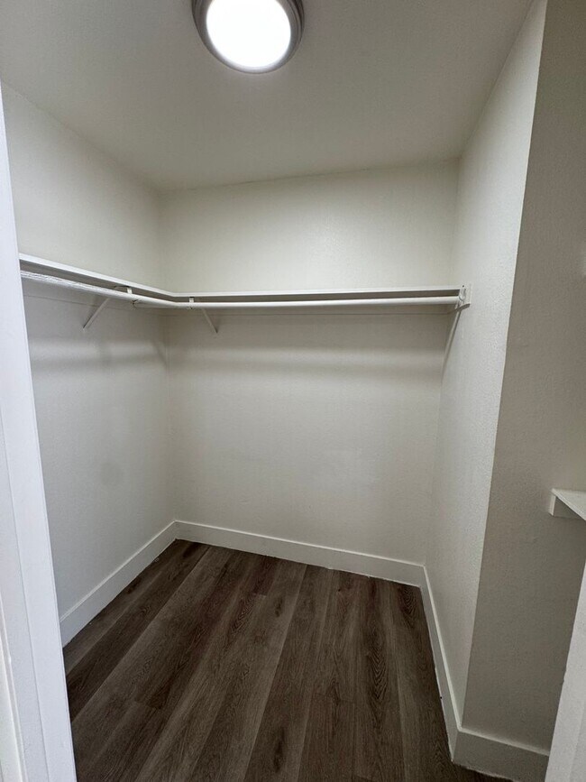 Building Photo - Upstairs unit with Balcony!! Move in Ready!