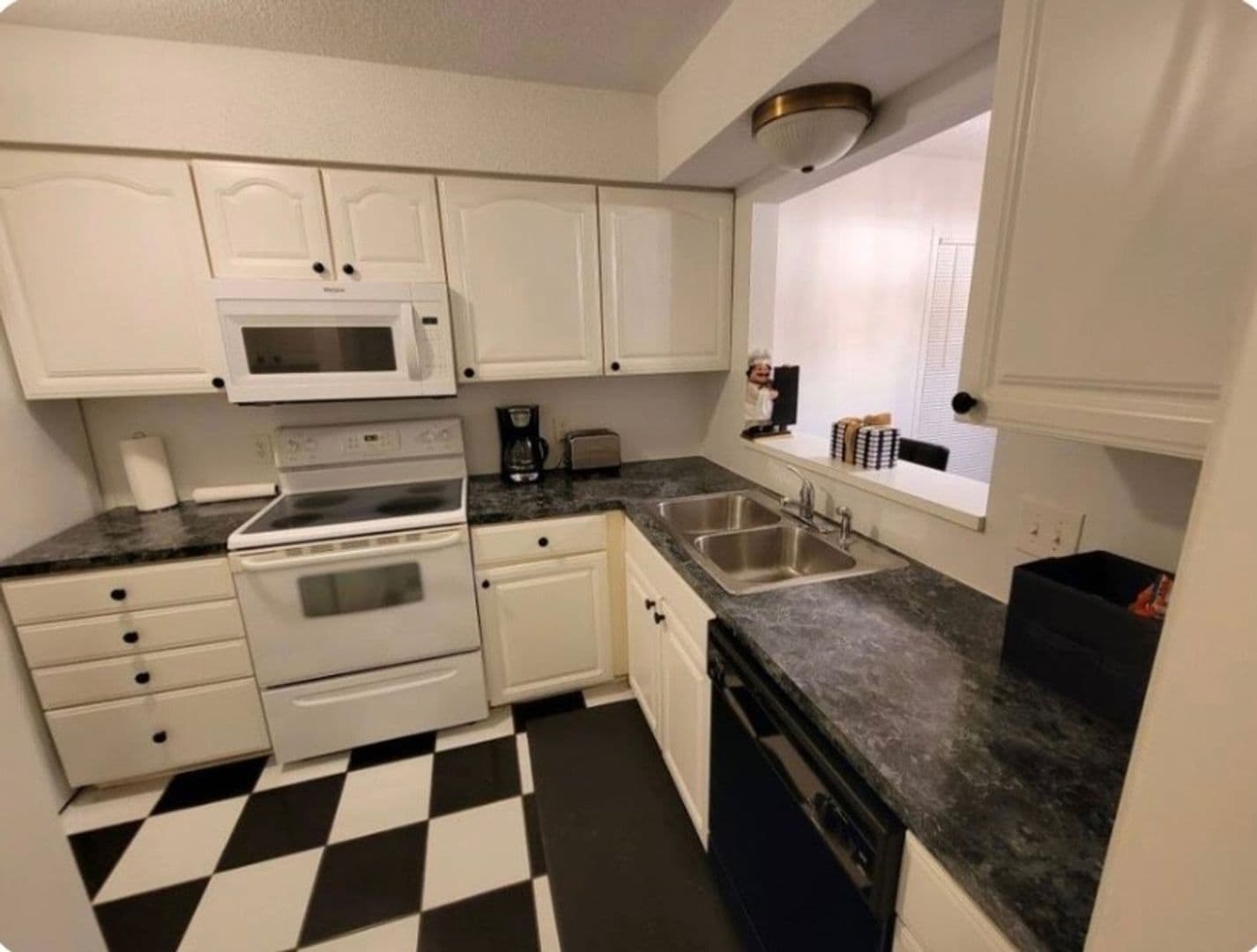 Building Photo - 400 17th Ave S