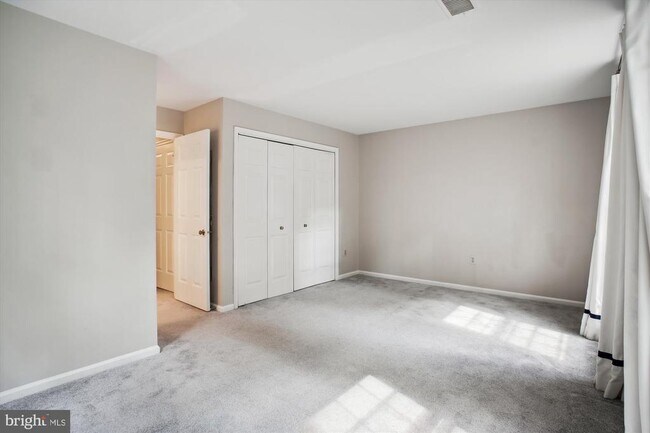 Building Photo - 450 W Glebe Rd