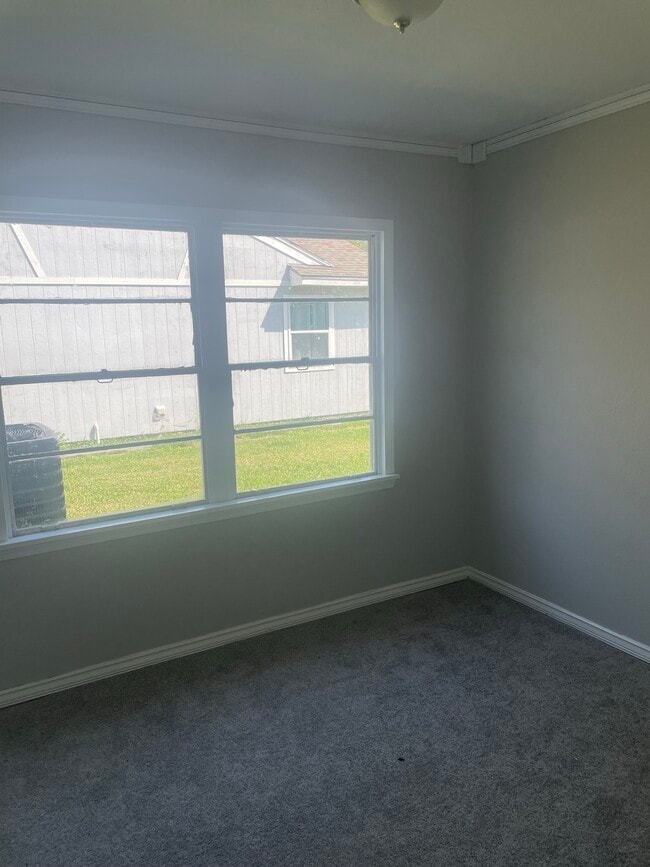 Building Photo - 1005 Southampton Dr