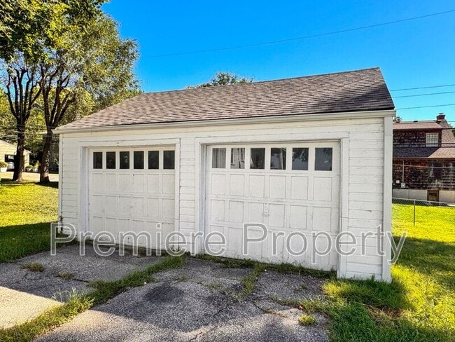 Building Photo - 7615 Wyandotte St