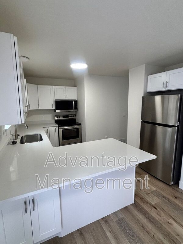 Building Photo - 741 1420 W