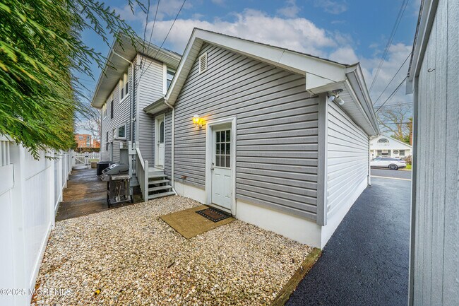 Building Photo - 146 Bath Ave