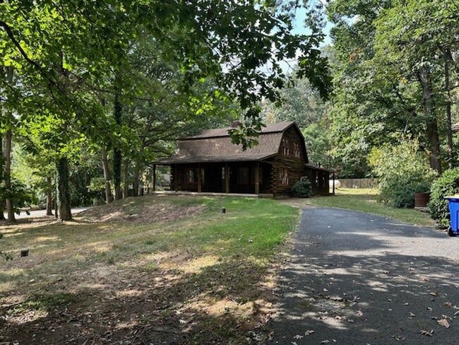 Building Photo - Country Charmer-4 Bedroom Log Home