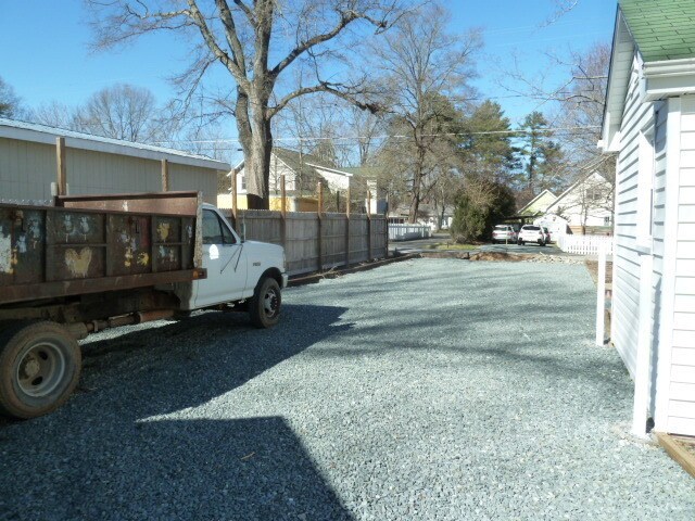 Building Photo - Stunning, renovated 7br home in the heart of Carrboro! Walk to downtown w/ ease, walk or bike to ...