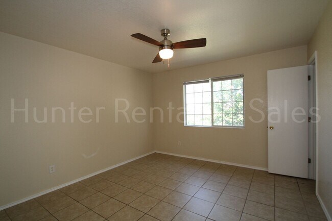 Building Photo - Three Bedroom Beauty!