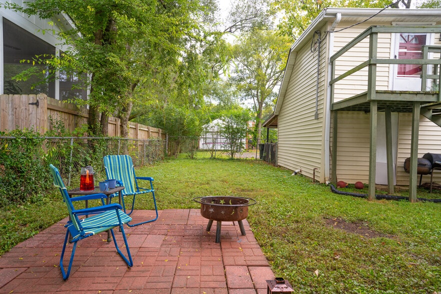 side yard fenced - 1000b Grandview Dr