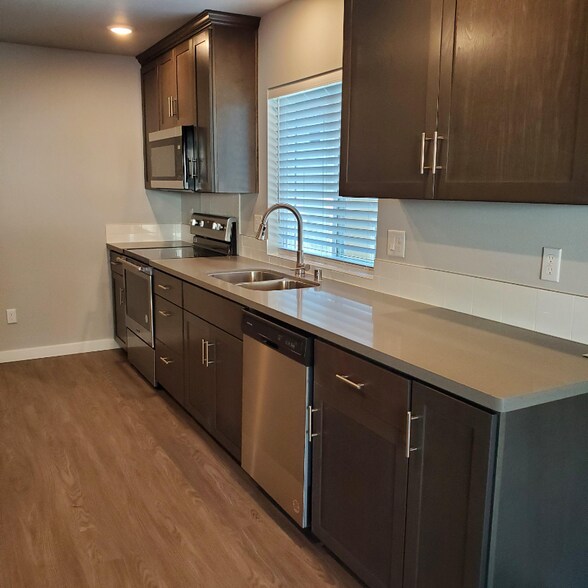 Building Photo - 9227 Kenwood Dr SW