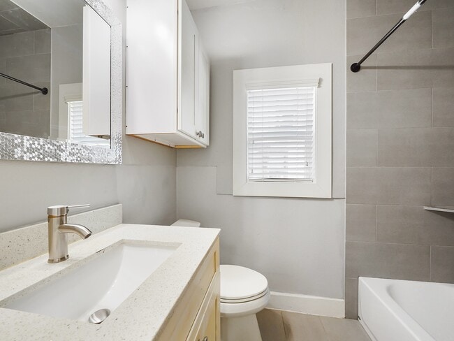 Building Photo - 2411 Dunlavy St