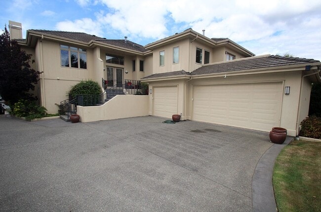 Building Photo - LUXURY 4 BEDROOM BELLEVUE HOME IN ‘THE SUMMIT’ W AMAZING VIEWS!