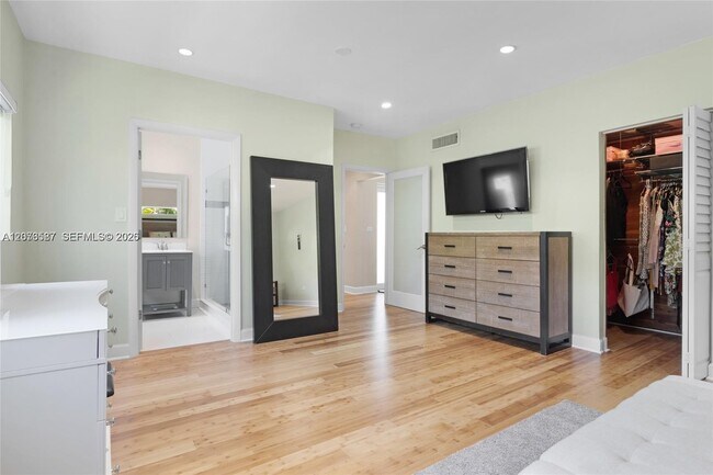 Building Photo - 535 SW 39th Ave
