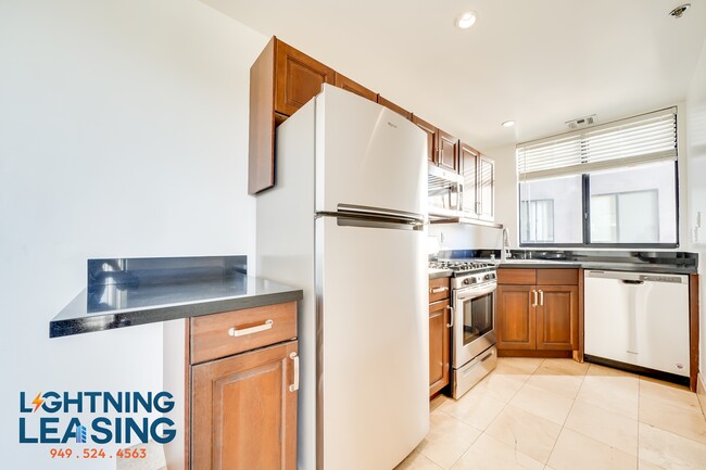 Building Photo - 8811-8815 Burton Way