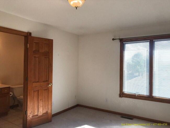 Building Photo - 1257 E Lakewood St