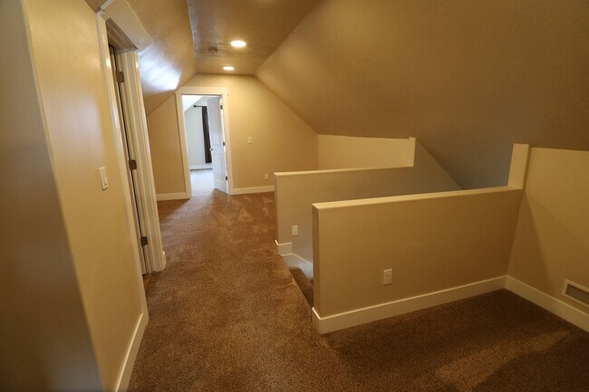 Building Photo - Large Pet Friendly House in the Foothills of Provo