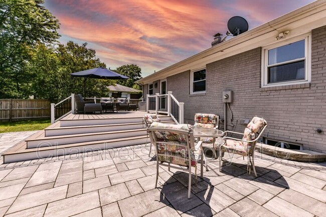 Building Photo - 1015 Woods Pl