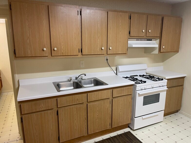 Kitchen - 11324 Biona Dr