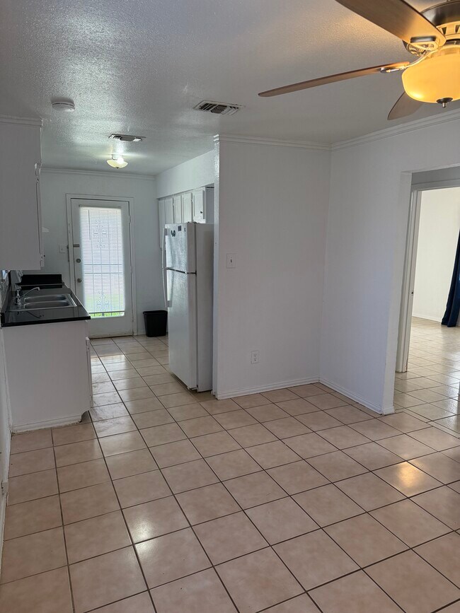 Building Photo - 2934 Chestnut Ave