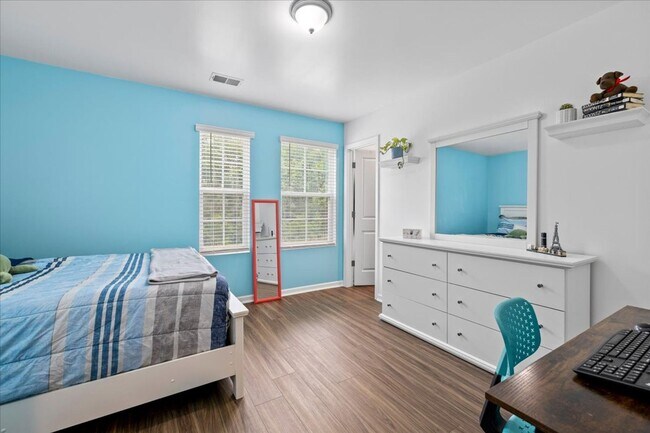 Building Photo - Midway Home