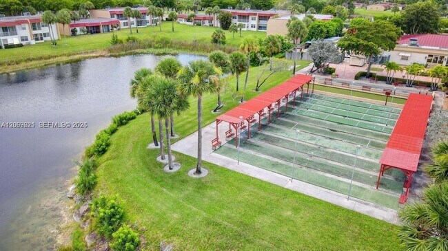 Building Photo - 136 Lake Dora Dr