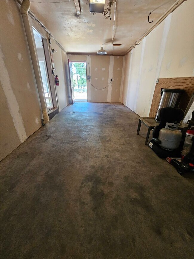 Building Photo - Virginia Village Home New Paint, Carpet, Blinds Backs up to Cherry Creek Trail
