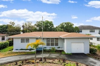 Building Photo - 1060 NE 166th St