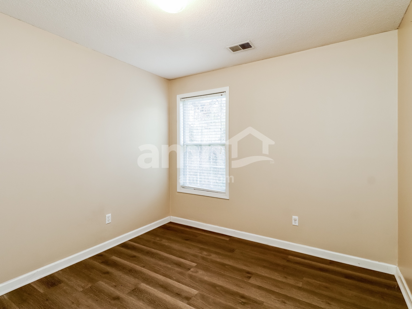 Building Photo - 120 Lake Linden Dr