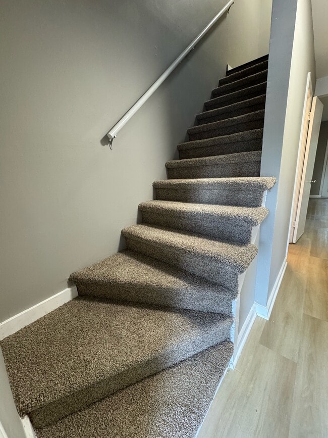 Building Photo - 123 Aqua Ct