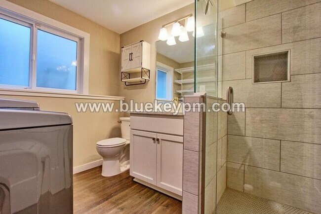 Building Photo - 4 Bed, 3 Bath Split Level Home in Sherwood