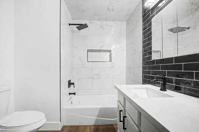 Building Photo - Tempe 5 bedroom 3 bath with pool and HUGE yard