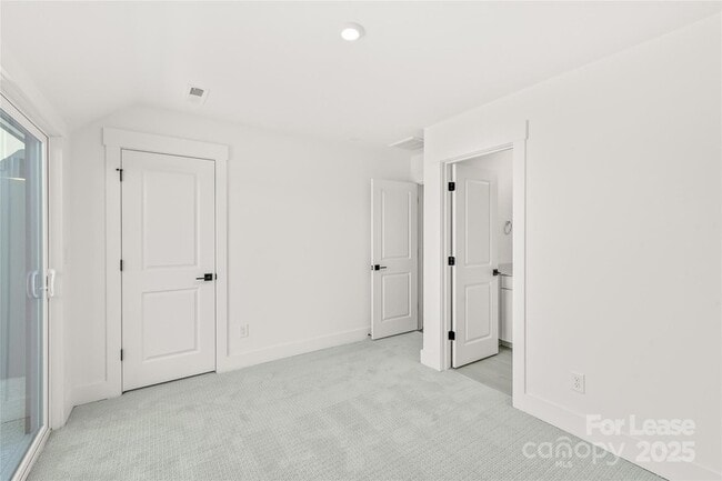 Building Photo - 425 Blairhill Rd