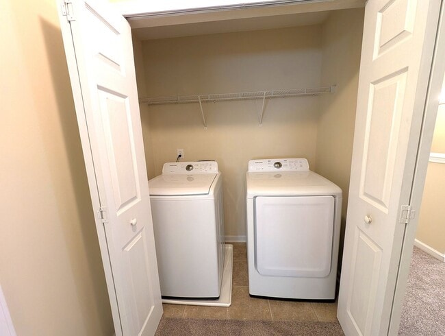 Building Photo - Charming, 2 Story End Unit Townhouse located in the Glenlea Park Community!