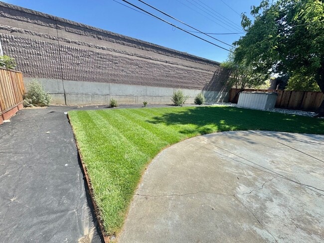 Building Photo - Remodeled 5 bedroom single level house - n...