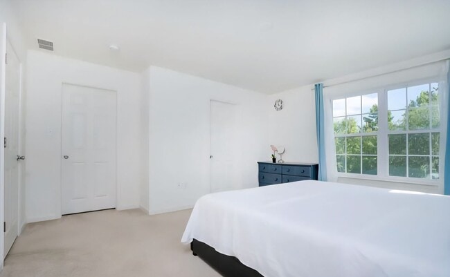 Building Photo - Spacious End-Unit Townhome for Rent in Mer...