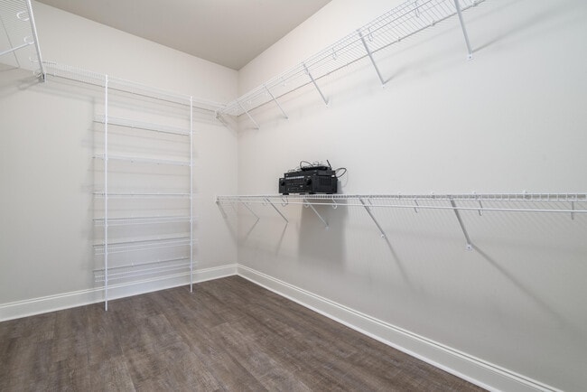 Building Photo - 718 Woods Dr