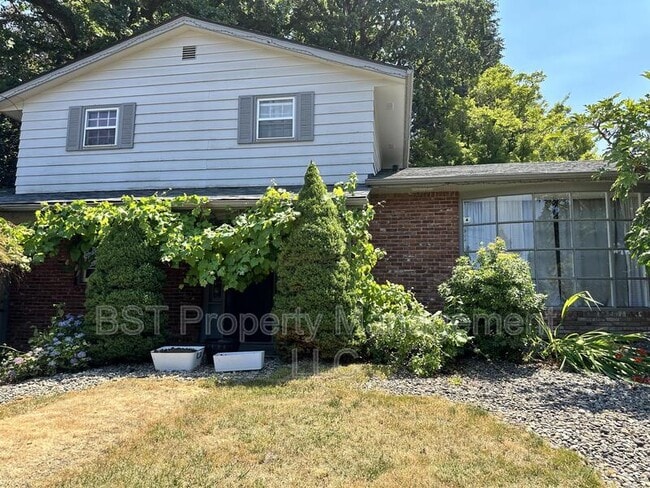 Building Photo - 1458 Greenwood Dr NE