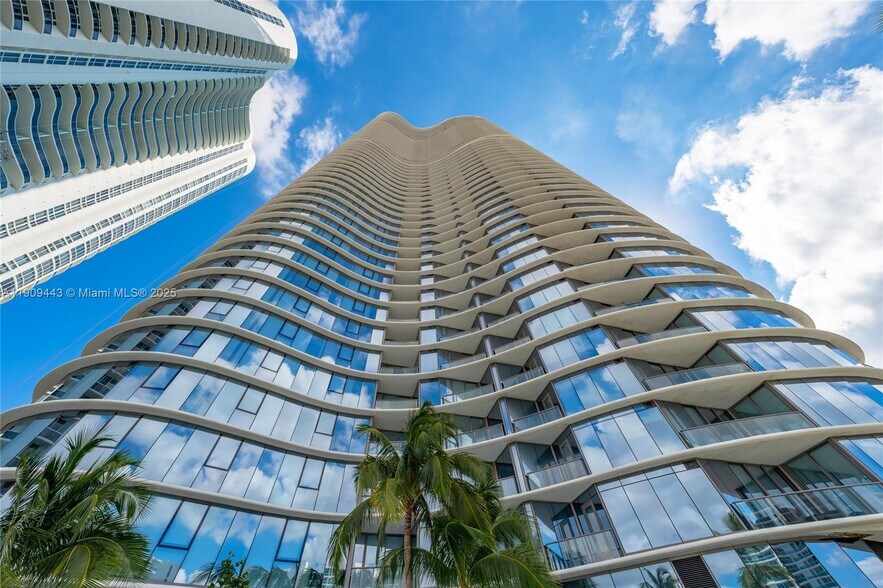 Building Photo - 15701 Collins Ave